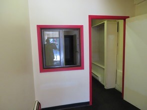 98 W Main St in Somerville, NJ - Building Photo - Interior Photo