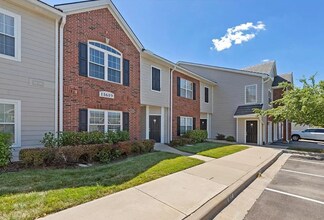 11619 Tomahawk Creek Pky, Unit L in Leawood, KS - Foto de edificio - Building Photo