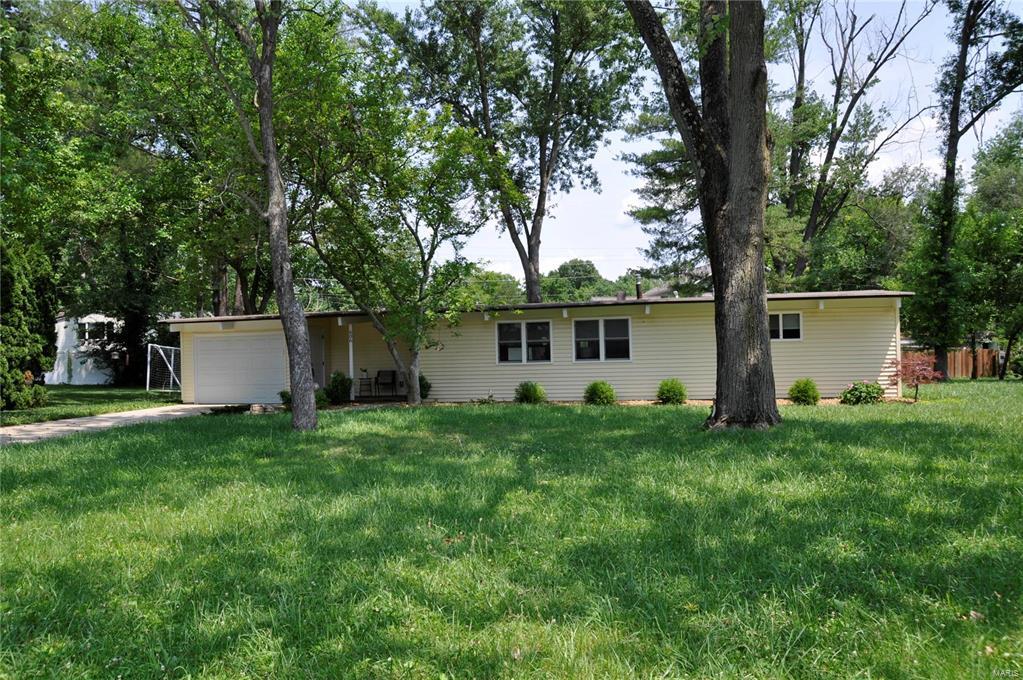 606 Wicklow Dr in Manchester, MO - Foto de edificio