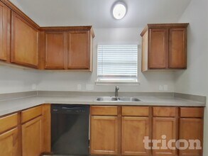 110 N Golden Oak Dr in Texas City, TX - Foto de edificio - Building Photo