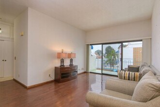 8324 Regents Rd in San Diego, CA - Building Photo - Building Photo