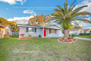 9900 Lakeside Ln in Port Richey, FL - Building Photo