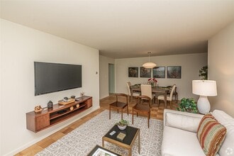 21 Captains Dr in West Babylon, NY - Building Photo - Building Photo