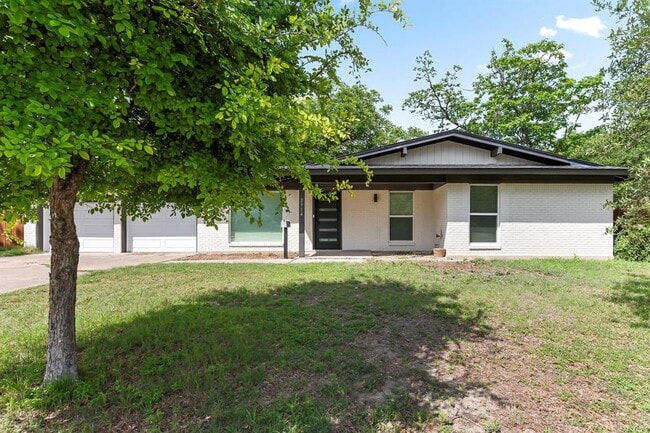 property at 2914 Loyola Ln