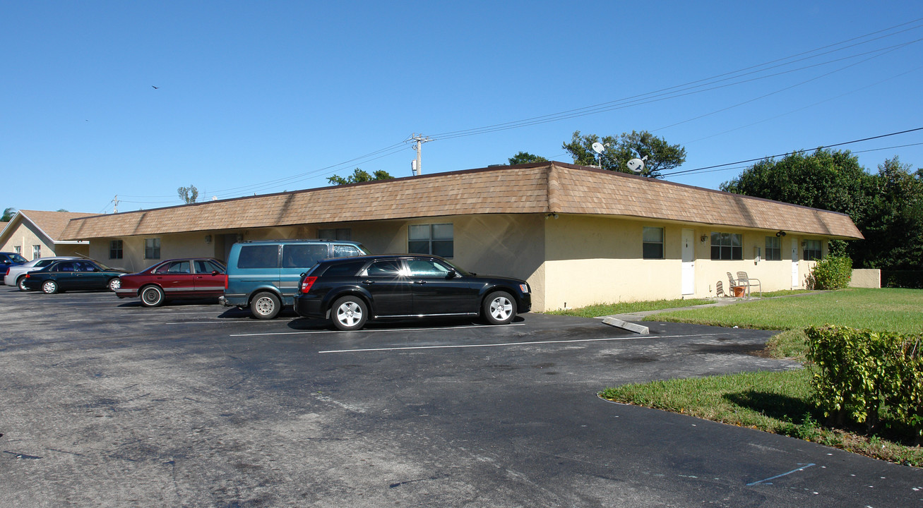 401 Banks Rd in Pompano Beach, FL - Building Photo