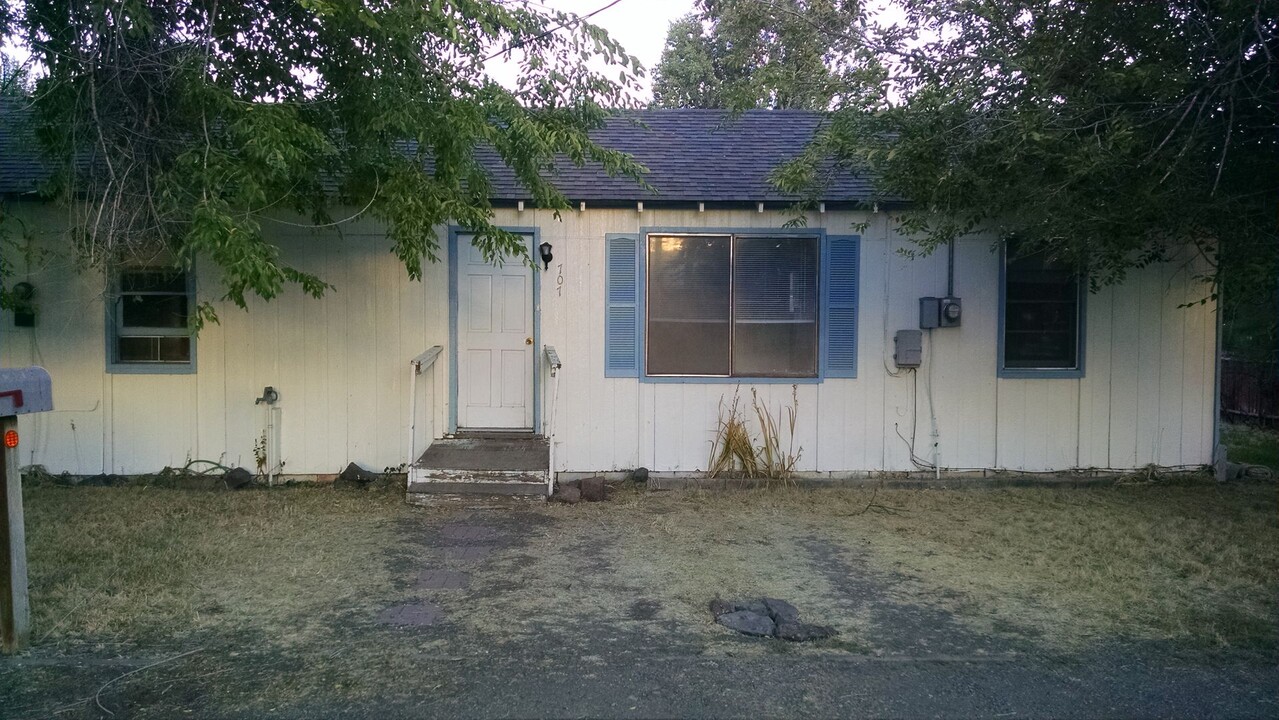 703-707 N East D St in Alturas, CA - Building Photo