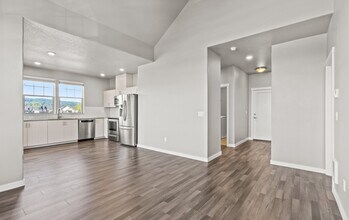 16323 NW Chadwick Way, Unit 304 in Portland, OR - Foto de edificio - Building Photo