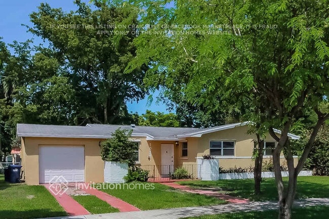 10221 Dolphin Rd in Cutler Bay, FL - Building Photo - Building Photo