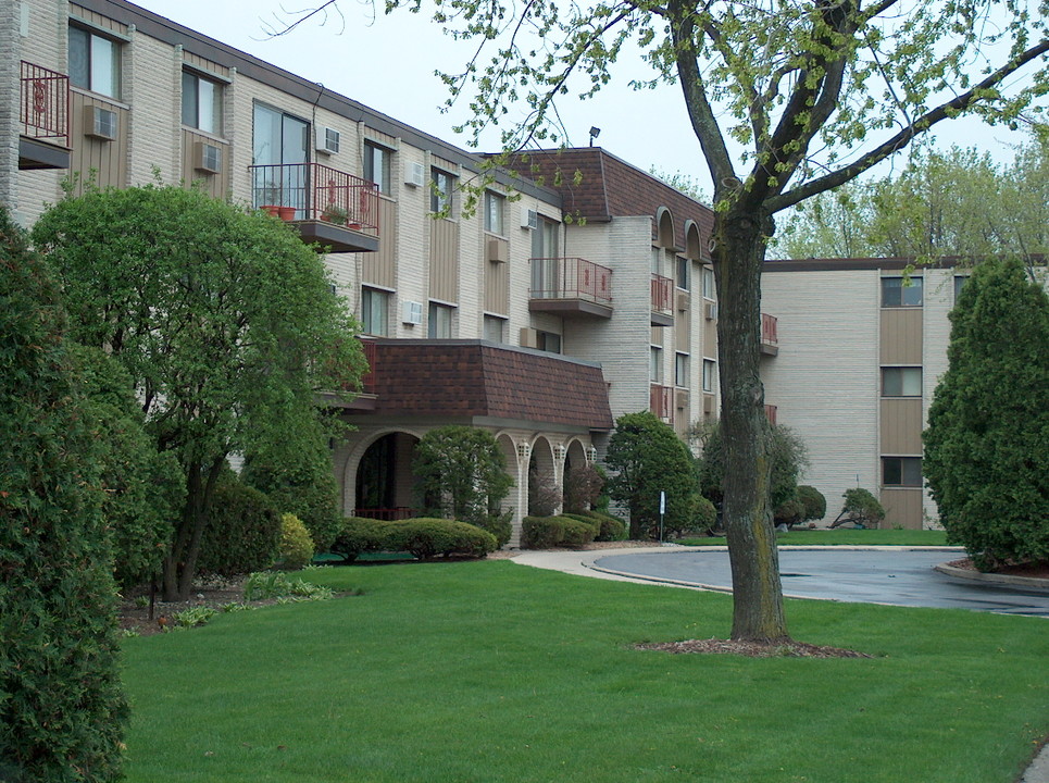 The Chateau Royale in Waukegan, IL - Building Photo