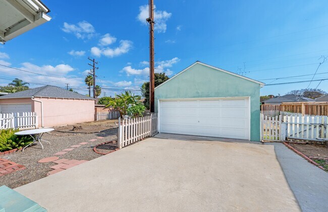 2160 Mira Mar Ave in Long Beach, CA - Building Photo - Building Photo