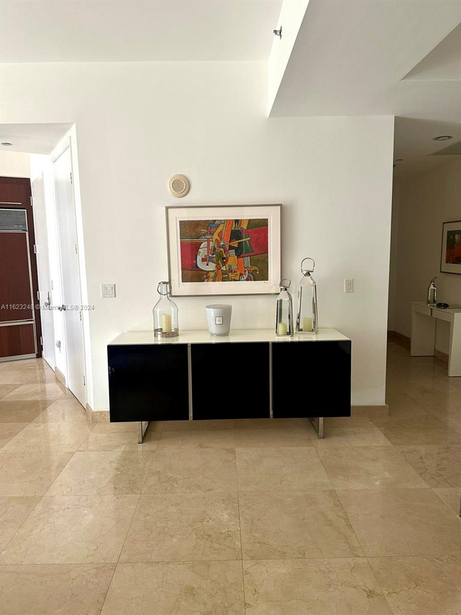 15811 Collins Ave, Unit 405 in North Miami Beach, FL - Building Photo - Building Photo