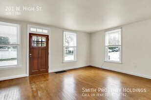 201 W High St in New Oxford, PA - Building Photo