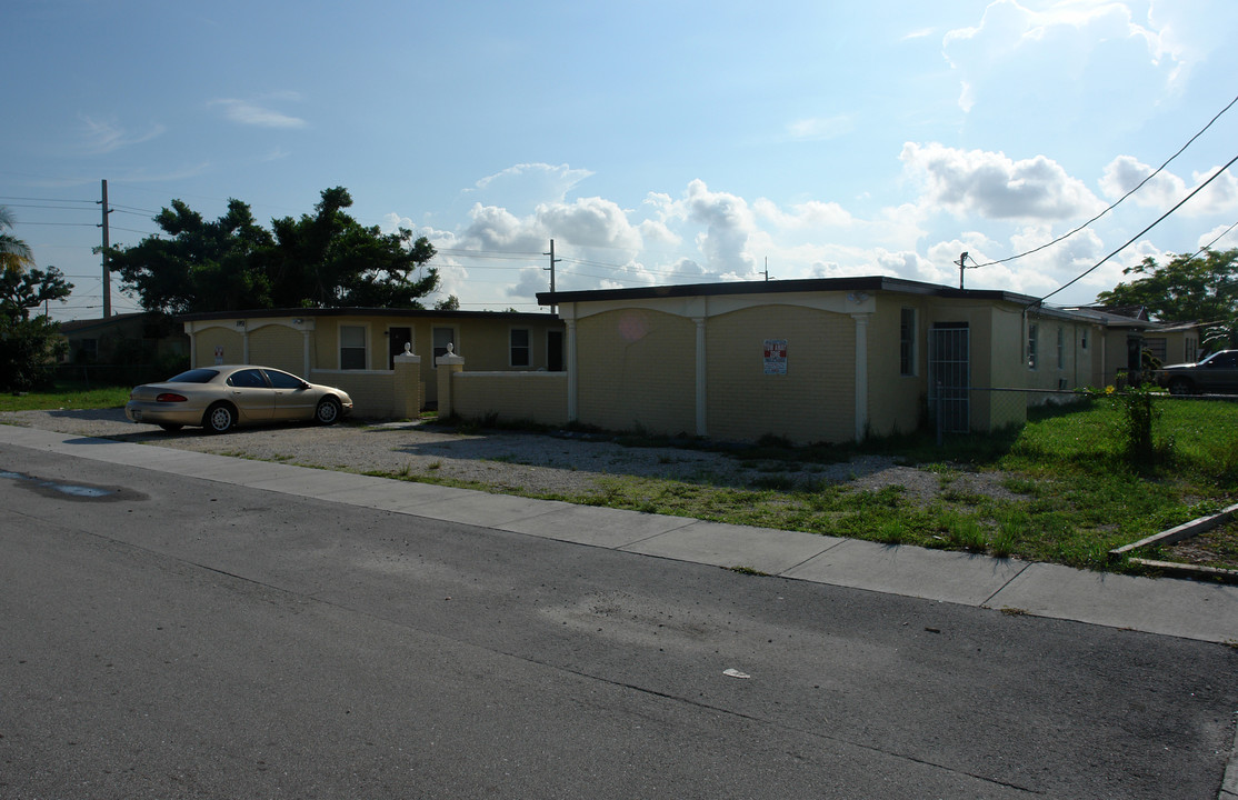 1951 SW 54th Ave in Hollywood, FL - Building Photo