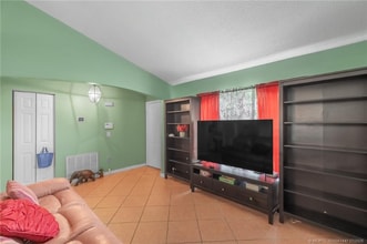 556 SW Buswell Ave in Port St. Lucie, FL - Foto de edificio - Building Photo