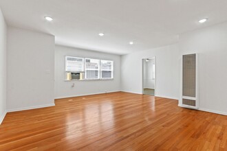 1121 California Ave in Santa Monica, CA - Building Photo - Interior Photo