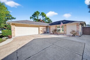 7226 Skybright Ln in Houston, TX - Building Photo