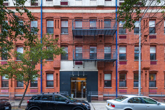 60 Tiffany Pl in Brooklyn, NY - Building Photo - Building Photo