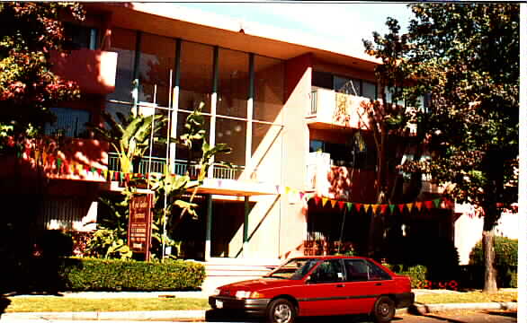 North Pointe Rayen Apartments in Panorama City, CA - Foto de edificio - Building Photo