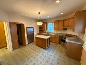 528 E Glover Ave, Unit Lower in Milwaukee, WI - Foto de edificio - Building Photo