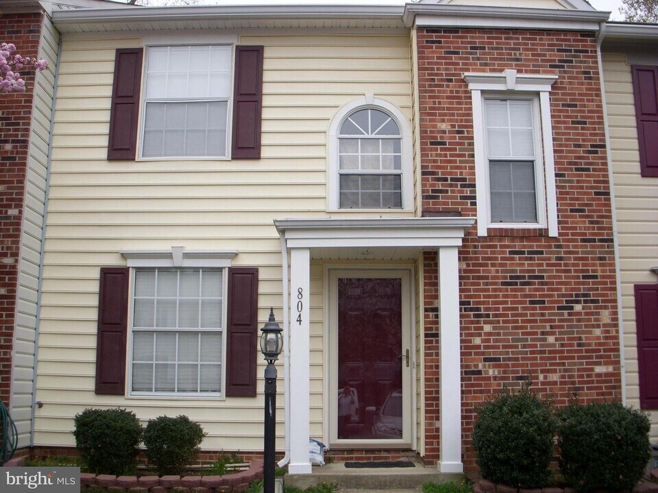 804 Wind Ridge Dr in Stafford, VA - Building Photo