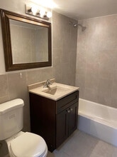 1653 Oakwood Ave, Unit THREE BEDS in Des Plaines, IL - Building Photo - Building Photo