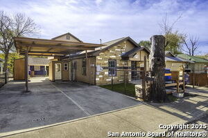 236 E Dullnig Ct in San Antonio, TX - Building Photo