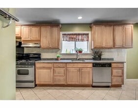275 Medford St, Unit 1 in Somerville, MA - Foto de edificio - Building Photo