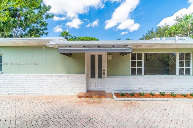 7500 SW 75th St in Miami, FL - Foto de edificio - Building Photo