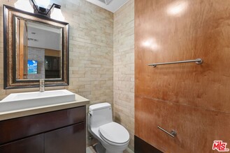 1743 S Barrington Ave in Los Angeles, CA - Building Photo - Building Photo