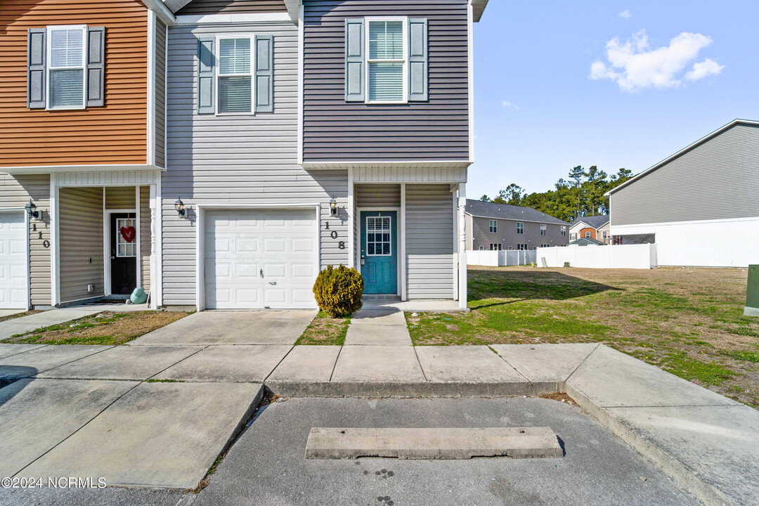 108 Waterstone Ln in Jacksonville, NC - Building Photo