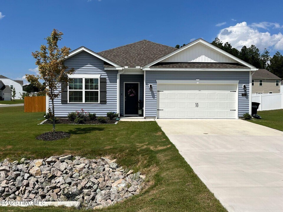 1024 Shoreline Dr in Vass, NC - Building Photo