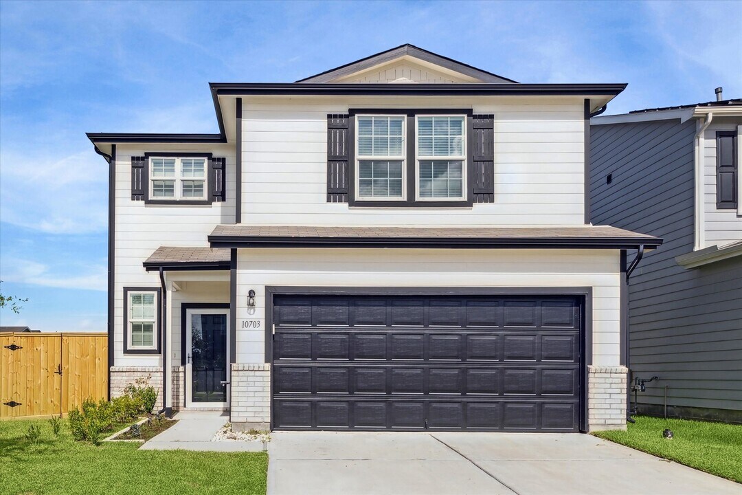10703 Cora Breeze Ln in Houston, TX - Building Photo