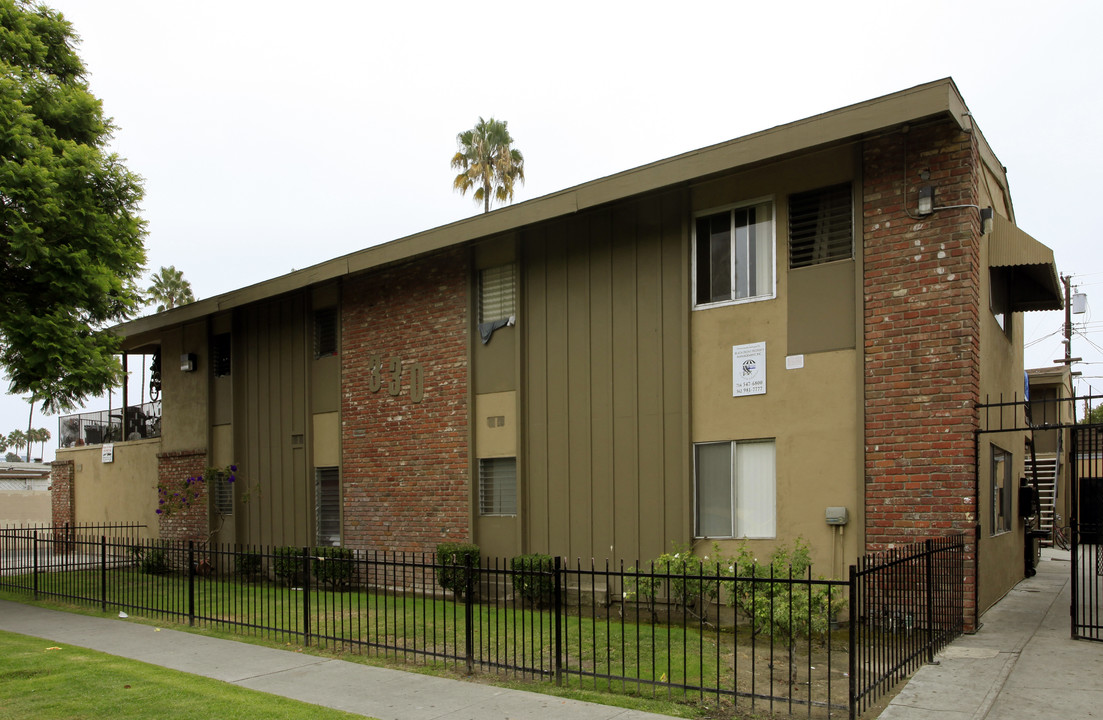 330 E Wakefield Ave in Anaheim, CA - Building Photo