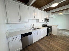 14410 Valerio St in Van Nuys, CA - Foto de edificio - Building Photo