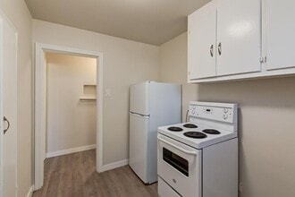 Simon's Court in Edmonton, AB - Building Photo - Building Photo