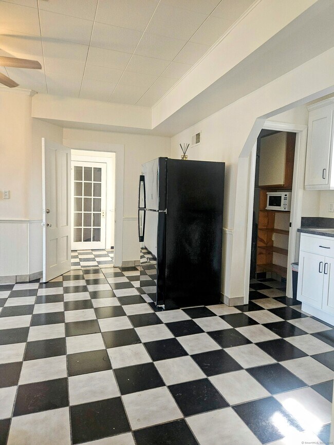 111 W Main St in Southington, CT - Building Photo - Building Photo