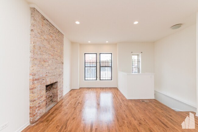 2835 W Medill Ave, Unit 1 in Chicago, IL - Foto de edificio - Building Photo