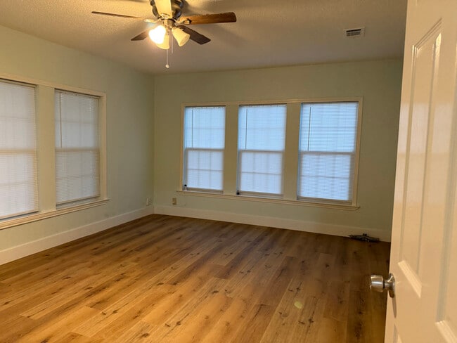 2543 E Ann Arbor Ave in Dallas, TX - Building Photo - Building Photo