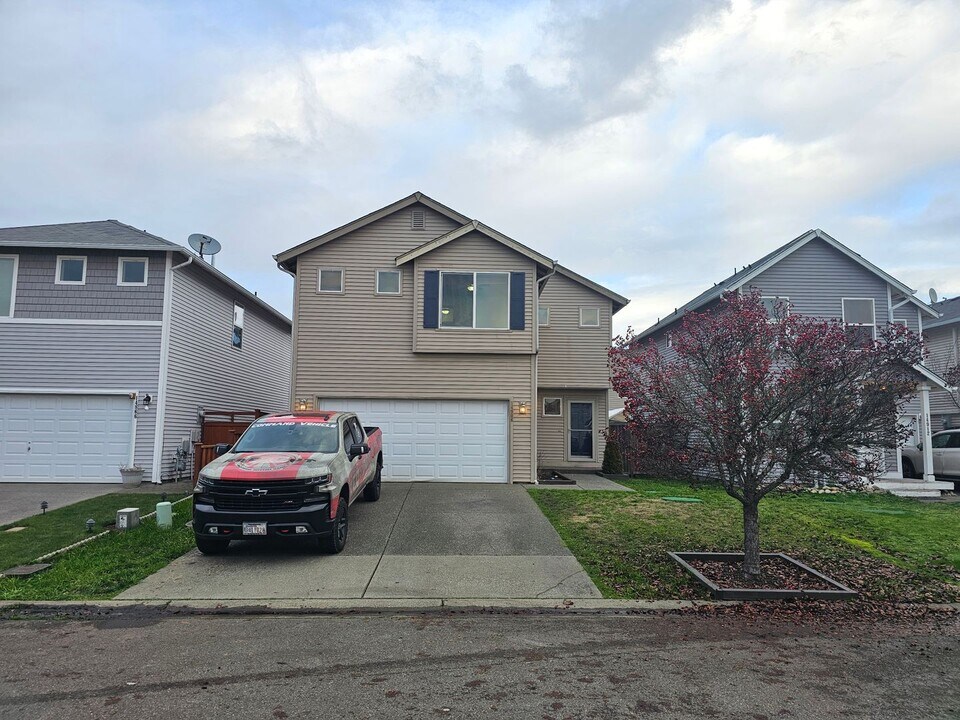 14906 99th Way Southeast in Yelm, WA - Building Photo