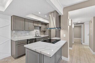 7557 N Dreamy Draw Dr in Phoenix, AZ - Building Photo