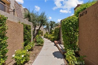 18411 Collins St in Tarzana, CA - Foto de edificio - Building Photo
