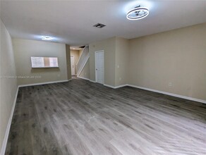 8212 SW 29th St in Miramar, FL - Foto de edificio - Building Photo