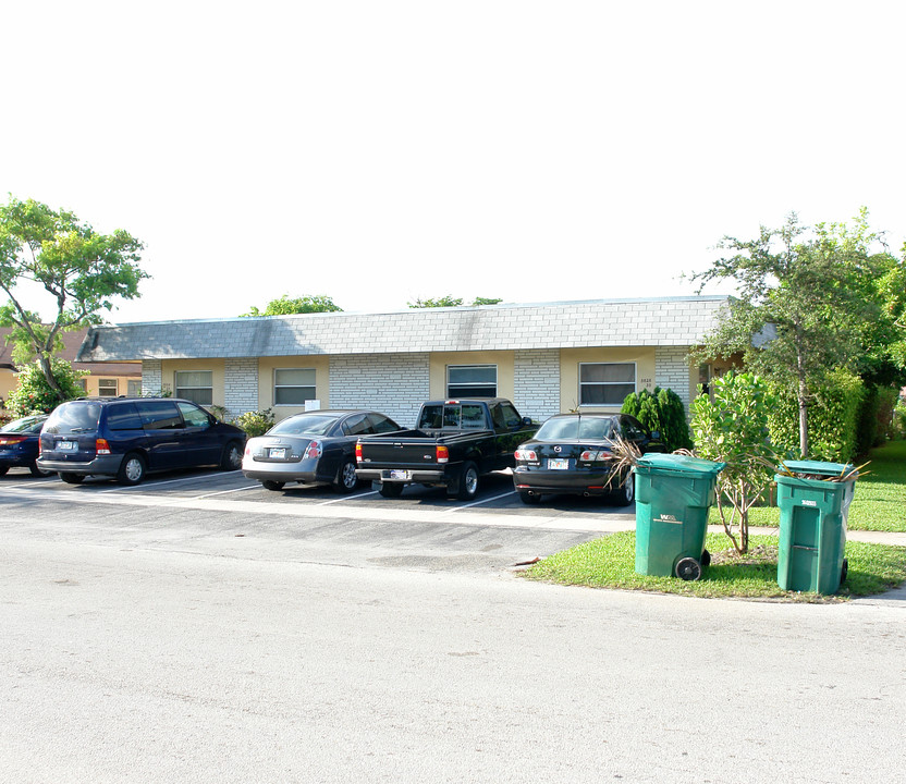 5824 NW 23rd St in Fort Lauderdale, FL - Building Photo