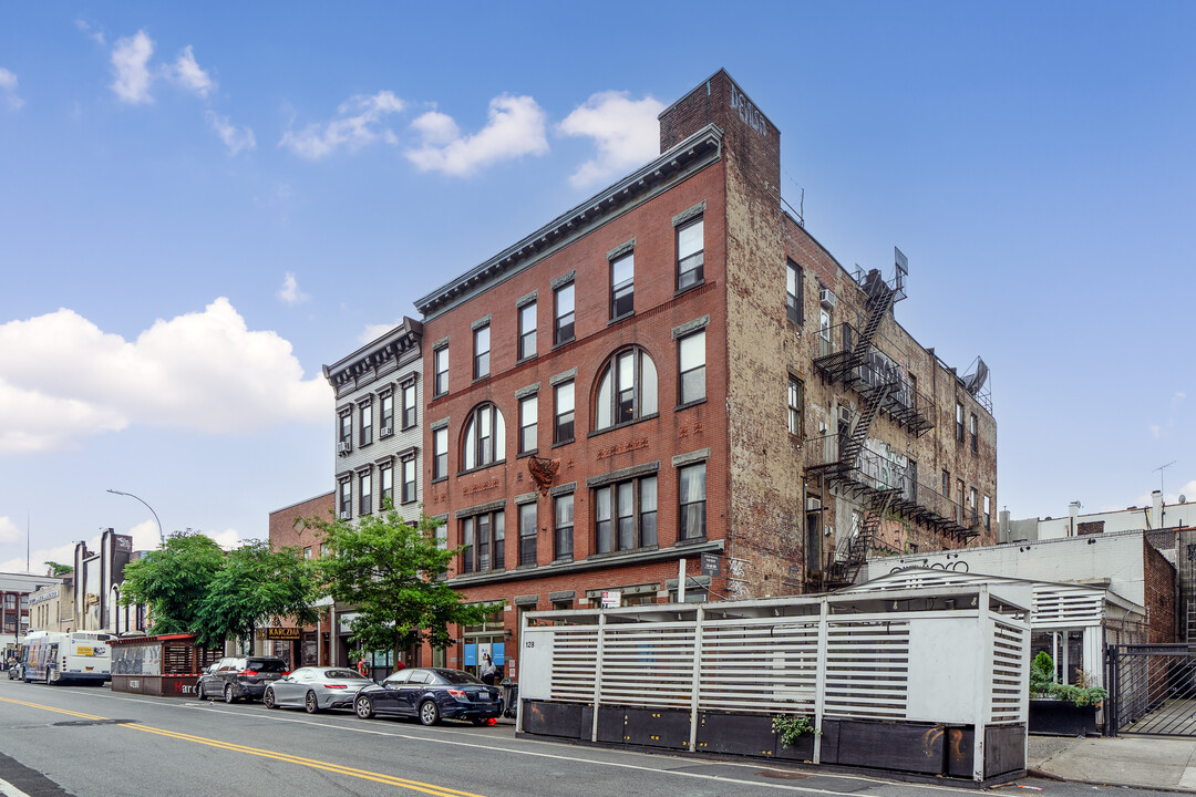 130 Greenpoint Ave in Brooklyn, NY - Foto de edificio