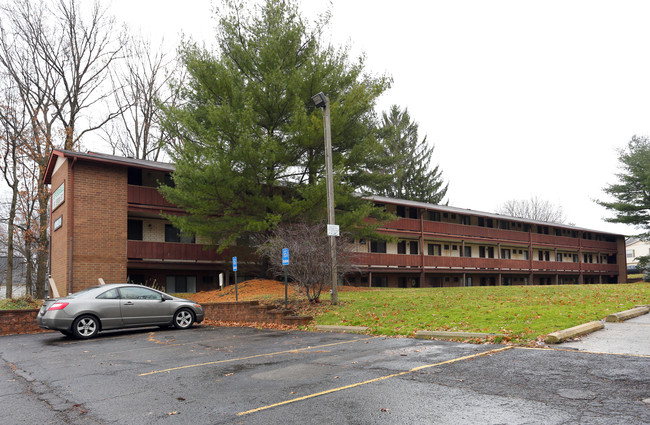 Center Park Place in Cuyahoga Falls, OH - Foto de edificio - Building Photo