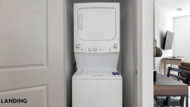 1001 S Center St in Arlington, TX - Foto de edificio - Building Photo