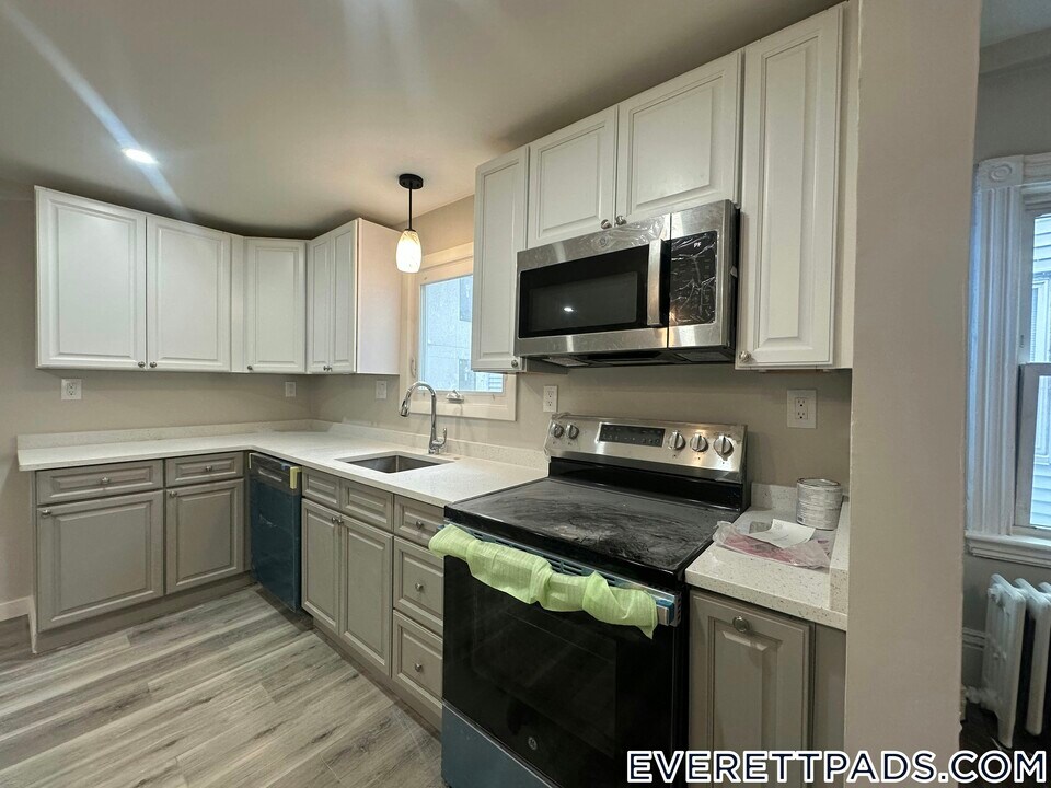 13 Gladstone St in Everett, MA - Building Photo