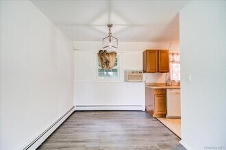 37 Alpine Dr in Wappingers Falls, NY - Foto de edificio - Building Photo