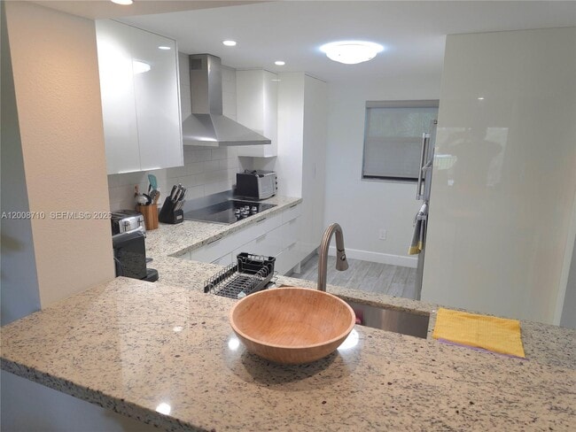 16171 Blatt Blvd in Weston, FL - Foto de edificio - Building Photo