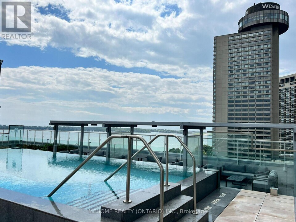 15 Queens Quay E in Toronto, ON - Building Photo